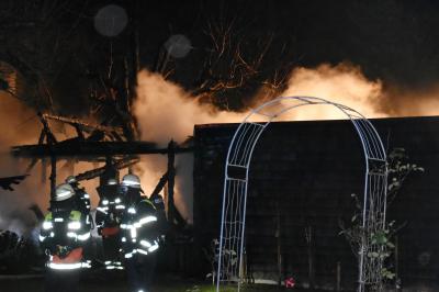 Wolfschlugen: Ein Vollbrand eines Gartenhauses in Wolfschlugen sorgt fuer einen laengeren Feuerwehreinsatz